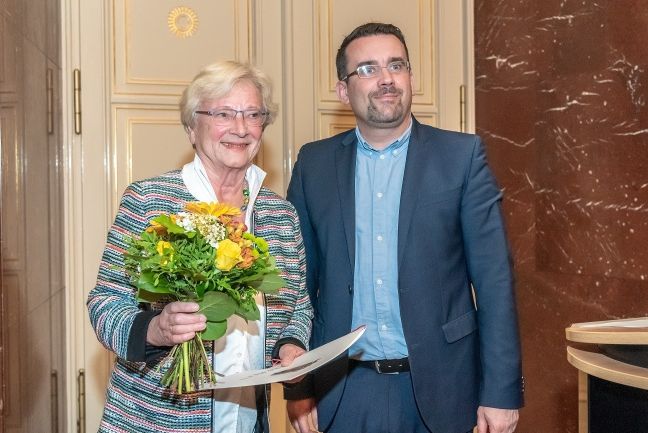Ehrennadel an Birgit Johannsen verliehen