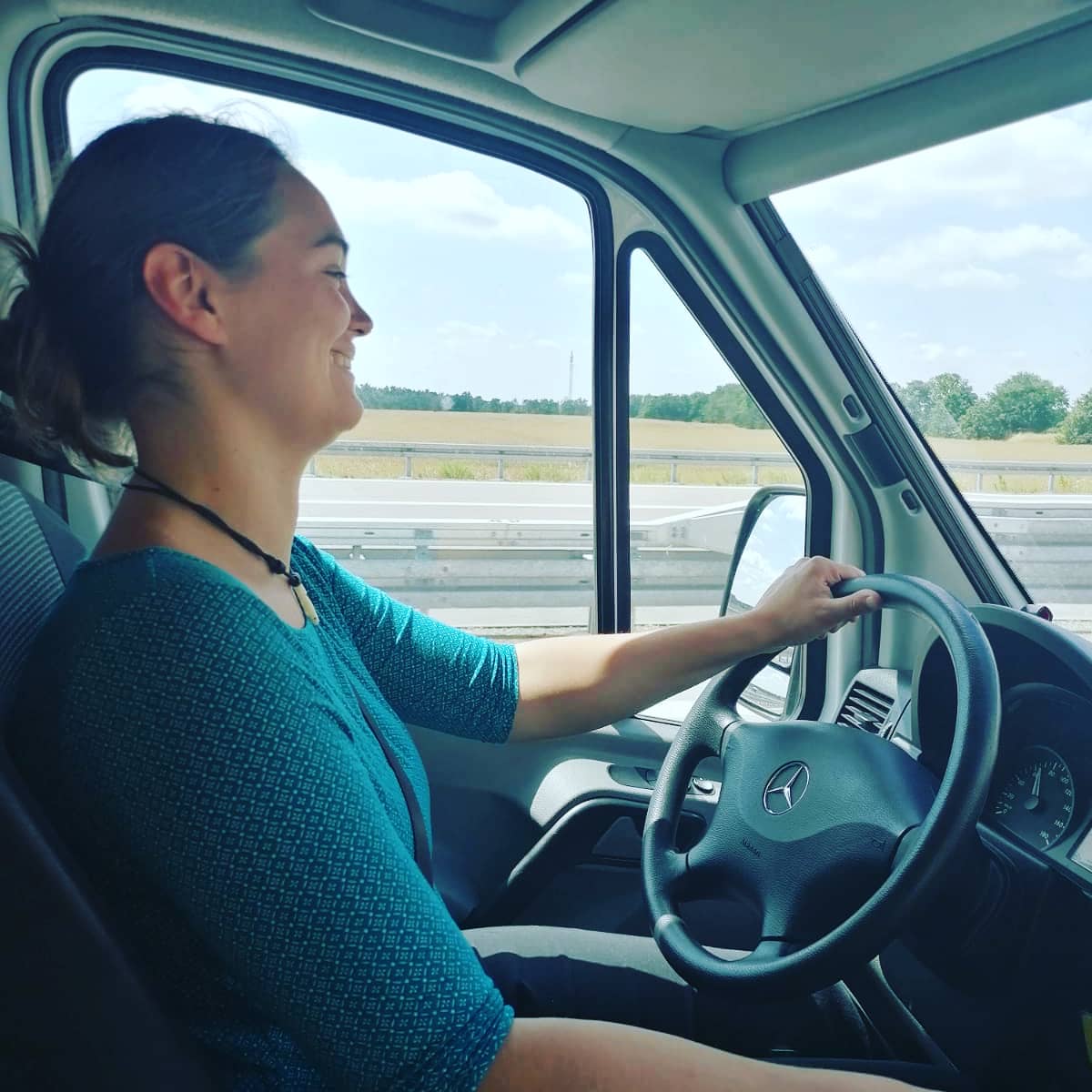 Frau Polkowski sitz am Steuer Ihres Reisebusses in Portugal. 